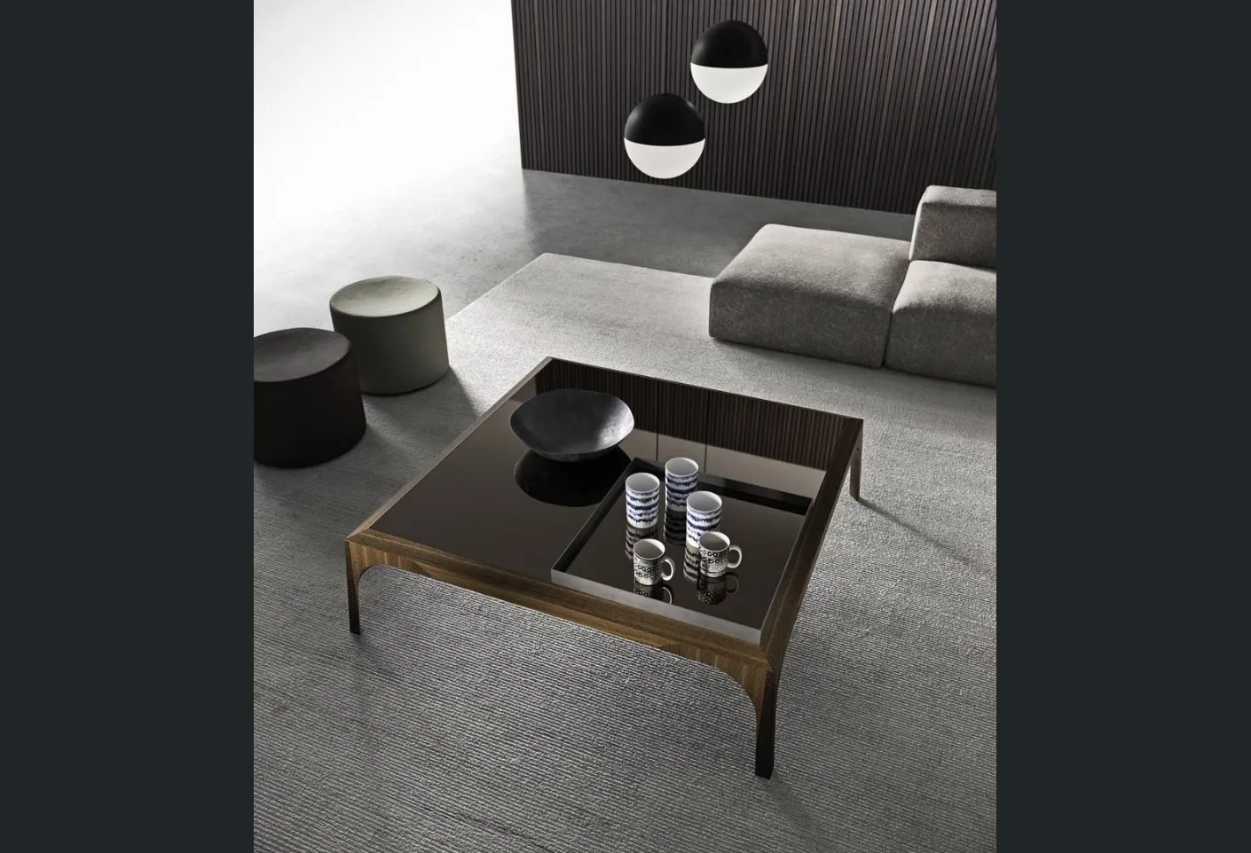 Tavolino quadrato Relevè con top in vetro lucido con vassoio in metallo incorporato e base in legno di Presotto