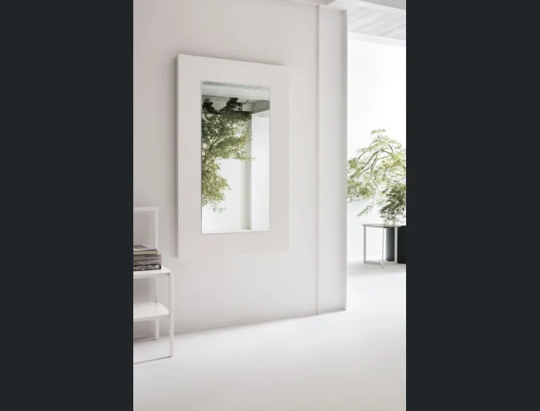 Specchio Dolcevita con cornice in legno laccato poro aperto bianco gesso di Tomasella