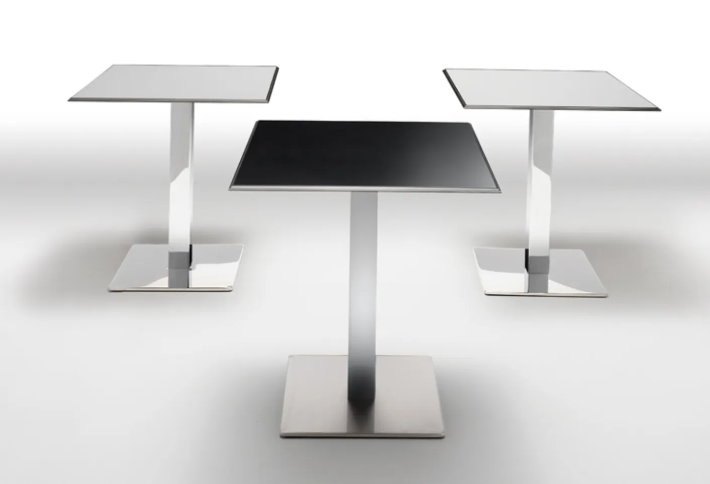 Tavolino Plano Table con piano in laminato e base in acciaio cromato di Infiniti