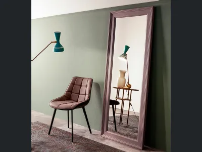 Specchio Keystone con cornice in legno laccato di Devina Nais