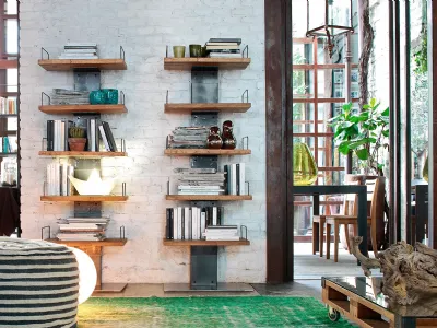 Libreria componibile Infinity con struttura in ferro e ripiani in Rovere massello di Devina Nais