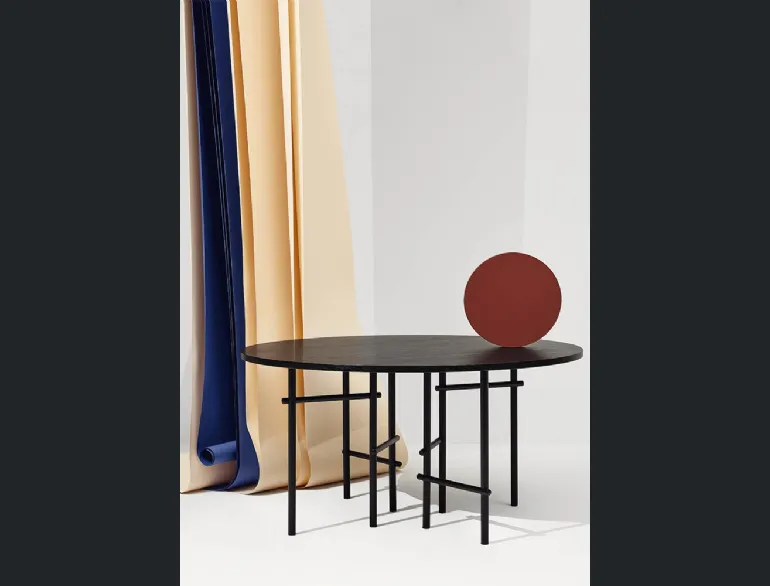Tavolo rotondo Rami con piano in legno di Rovere tinto Nero e base in acciaio di Infiniti