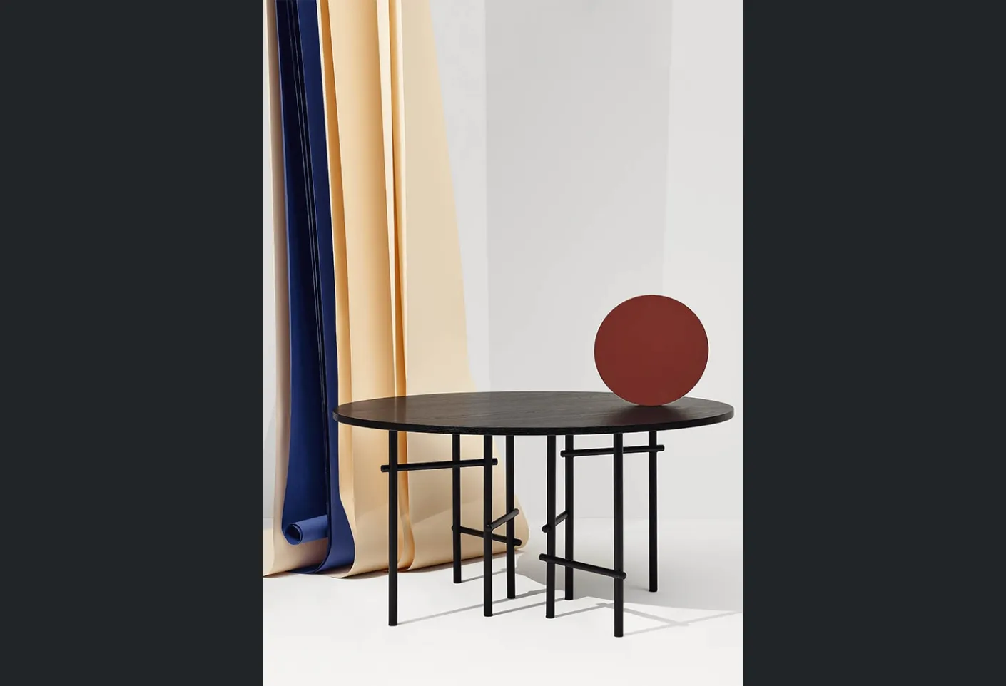 Tavolo rotondo Rami con piano in legno di Rovere tinto Nero e base in acciaio di Infiniti