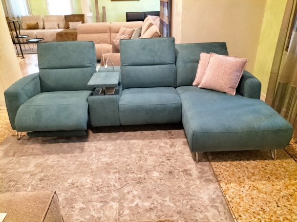 Divano con penisola cl dx, tavolino e un meccanismo relax, luce e presa usb. Tessuto antimacchia. cm 290 x 170