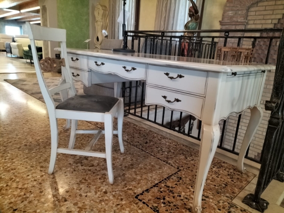 Scrivania  in legno massello con sedia abbinata, rifinitura laccato consumato