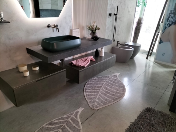 Composizione bagno composta da lavello, mobile bagno e specchio