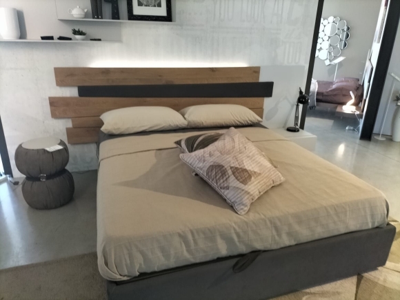 Composizione notte composta da: letto matrimoniale  con contenitore, rete a doghe, giroletto imbottito, pannello testiera con travi in rovere, kit luce comodino integrato, comò tre cassetti