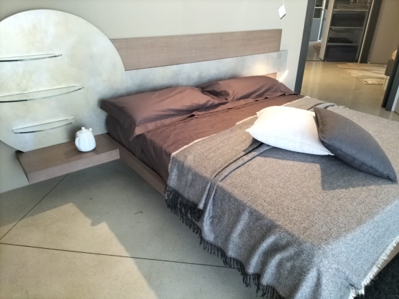 Camera matrimoniale con elemento tondo,  in frassino tinto camoscio + cemento sky gold, compreso di rete. escluso materasso