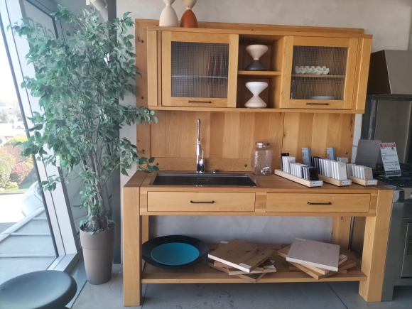 Cucina artigianale, bancone in rovere massello, penisola a vasistas, lavello acciaio inox, miscelatore