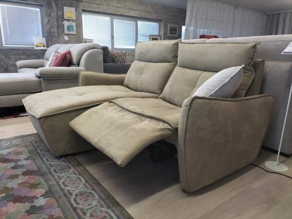 Divano due posti con penisola chaise longue ed 1 movimento relax