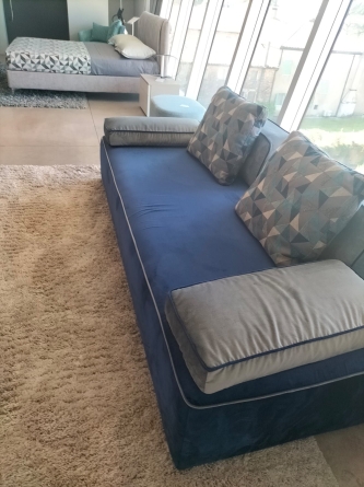 Divano lineare con schienali e braccioli rimovibili e seduta memory