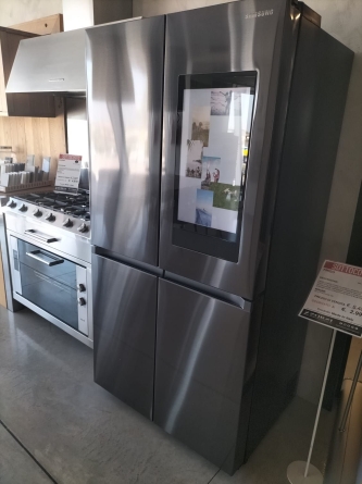 Frigo congelatore classe A+, 4 porte , capacità 550 lt. , total no frost con , tablet e tre fotocamere, dispenser acqua e ghiaccio, speaker audio connettività  wi-fi e bluetooth freddo secco