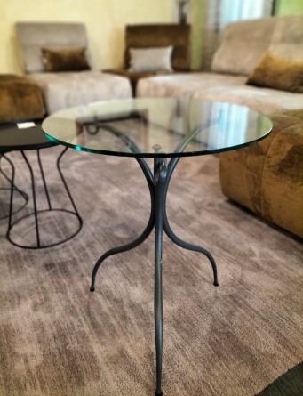 Tavolino rotondo con basamento in metallo verniciato e top in vetro temperato