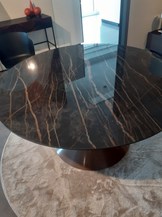 Tavolo  fisso tondo con base in metallo e piano in cristal ceramica