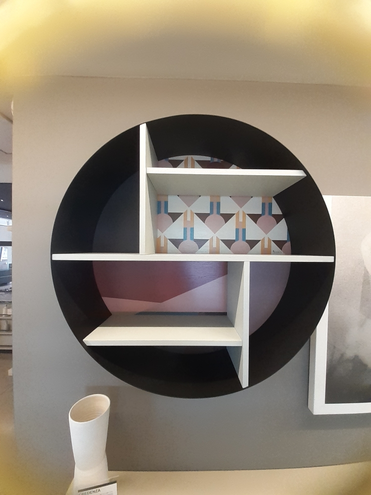 Libreria sospesa con schienale decorato e struttura in ferro