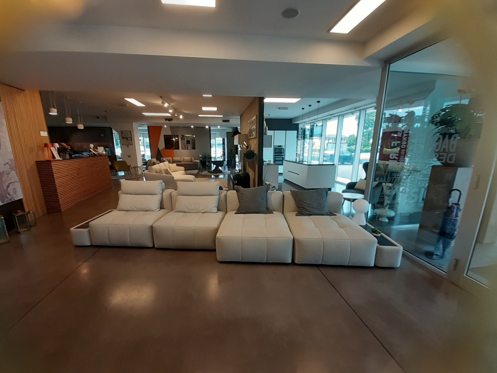 Divano modulare in pelle con tavolino e top in gres