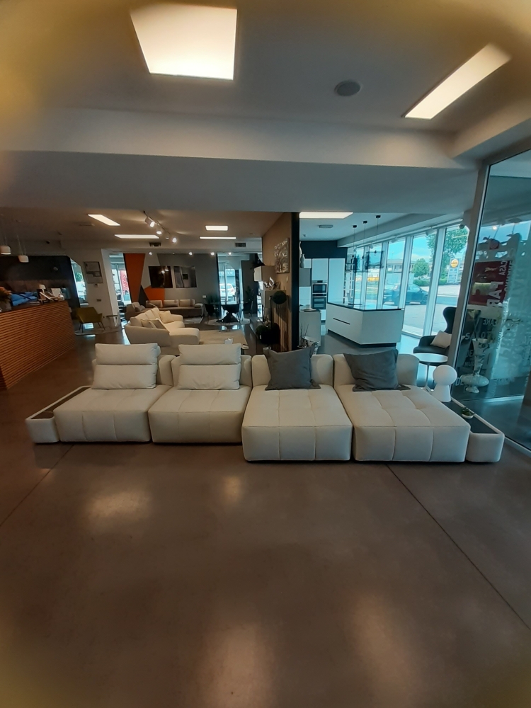 Divano modulare in pelle con tavolino e top in gres