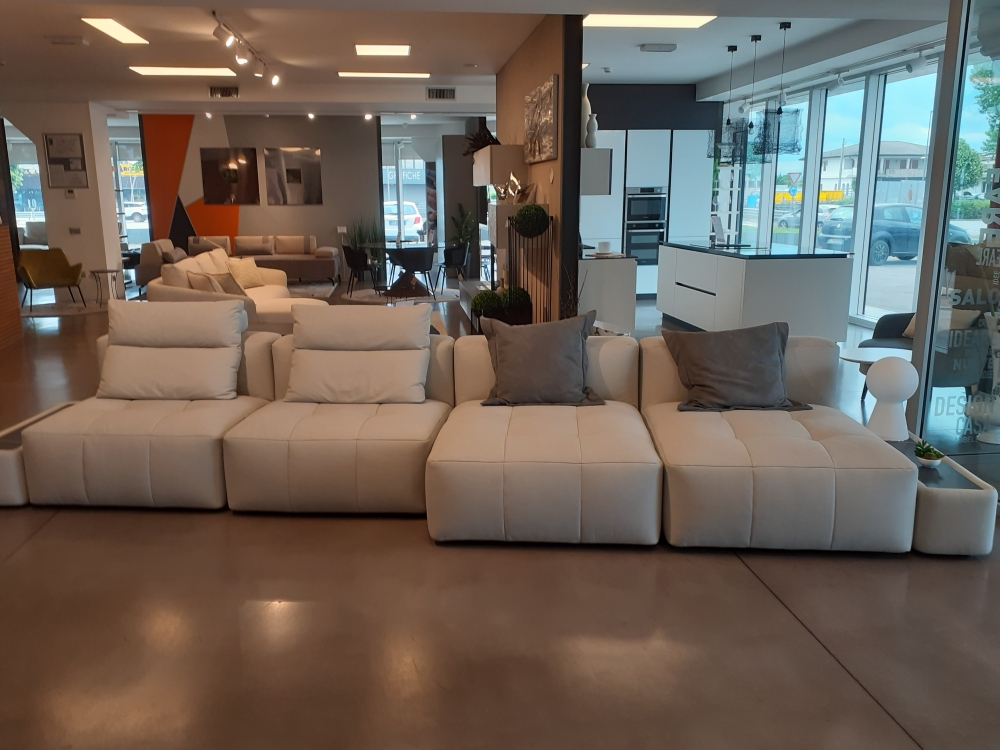 Divano modulare in pelle con tavolino e top in gres