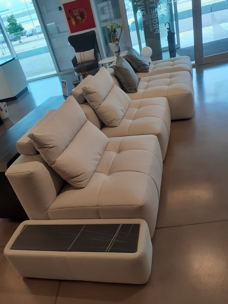 Divano modulare in pelle con tavolino e top in gres
