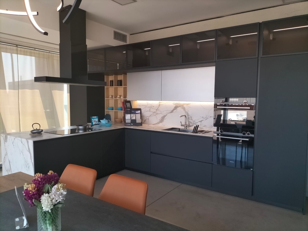 Cucina angolare tre colonne, ante push-pull, compresa di elettrodomestici