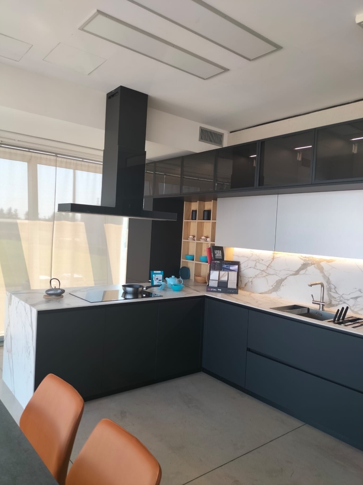 Cucina angolare tre colonne, ante push-pull, compresa di elettrodomestici