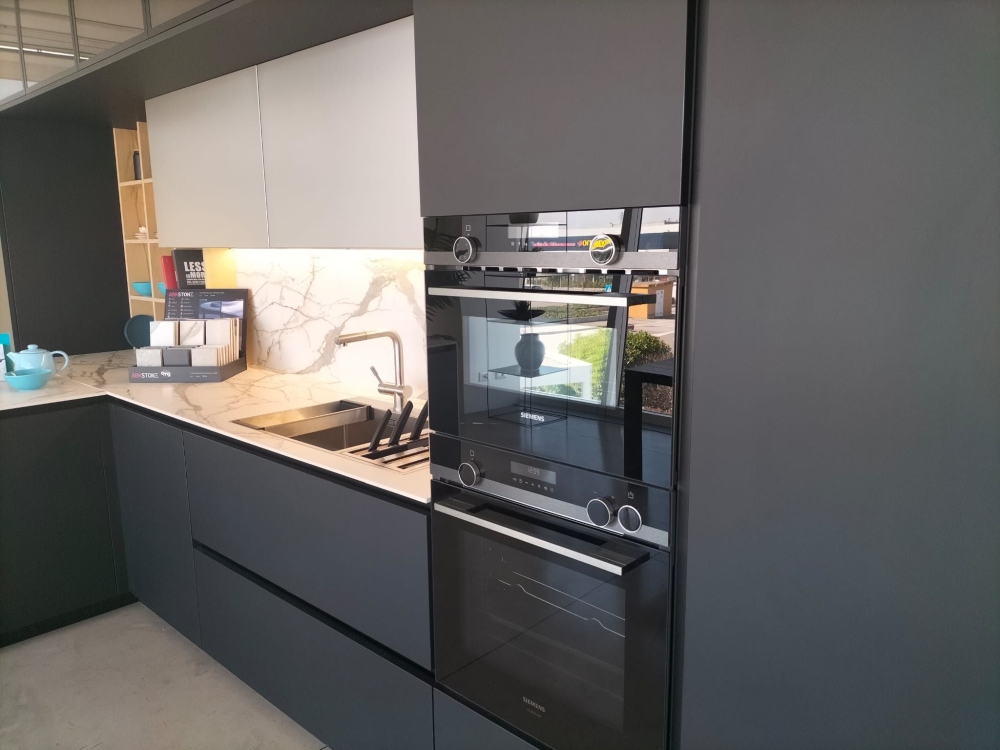 Cucina angolare tre colonne, ante push-pull, compresa di elettrodomestici