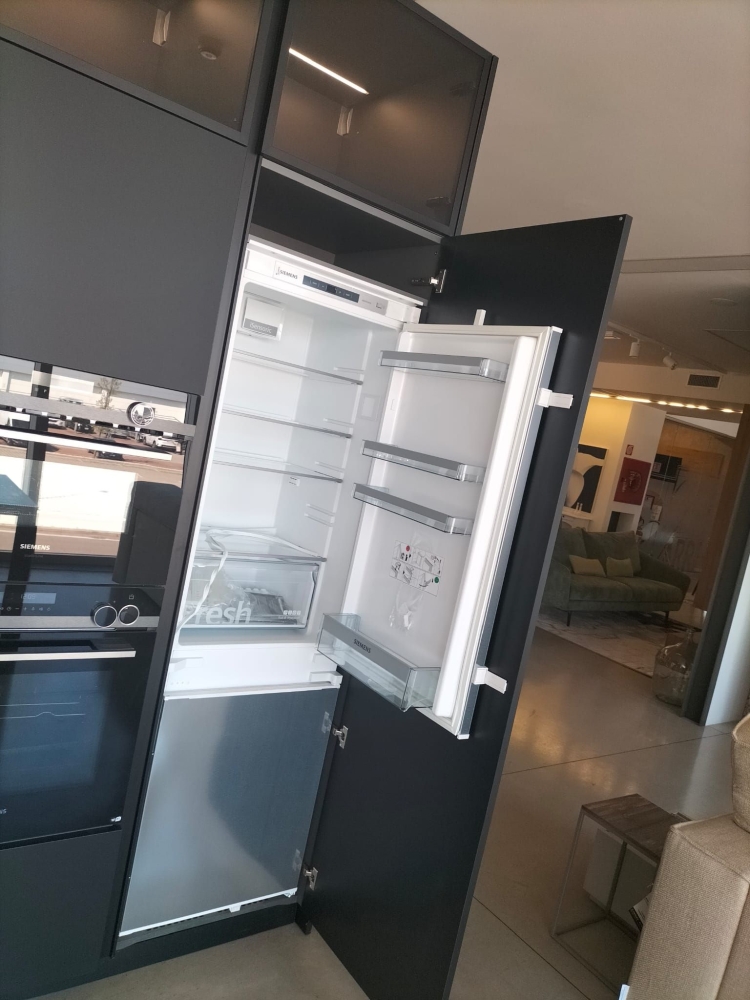 Cucina angolare tre colonne, ante push-pull, compresa di elettrodomestici