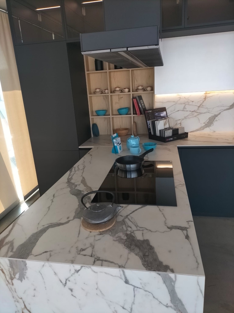 Cucina angolare tre colonne, ante push-pull, compresa di elettrodomestici