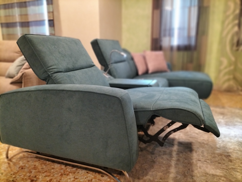 Divano con penisola cl dx, tavolino e un meccanismo relax, luce e presa usb. Tessuto antimacchia. cm 290 x 170