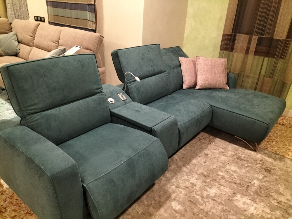 Divano con penisola cl dx, tavolino e un meccanismo relax, luce e presa usb. Tessuto antimacchia. cm 290 x 170