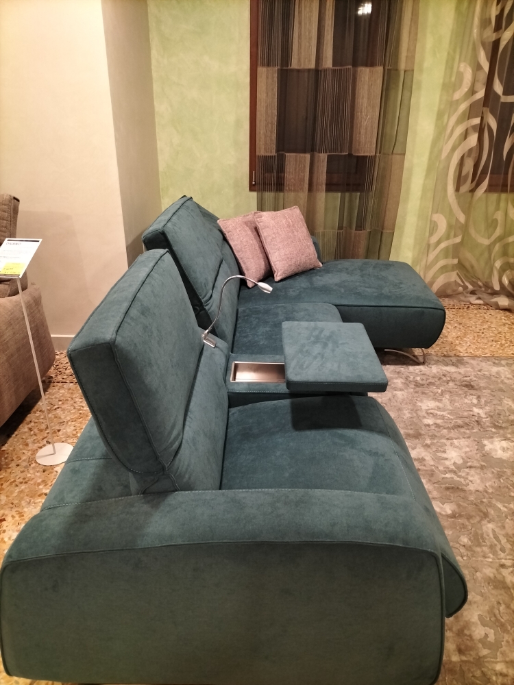 Divano con penisola cl dx, tavolino e un meccanismo relax, luce e presa usb. Tessuto antimacchia. cm 290 x 170