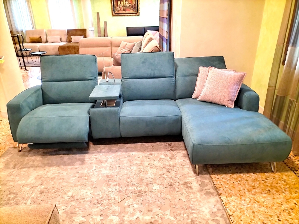 Divano con penisola cl dx, tavolino e un meccanismo relax, luce e presa usb. Tessuto antimacchia. cm 290 x 170