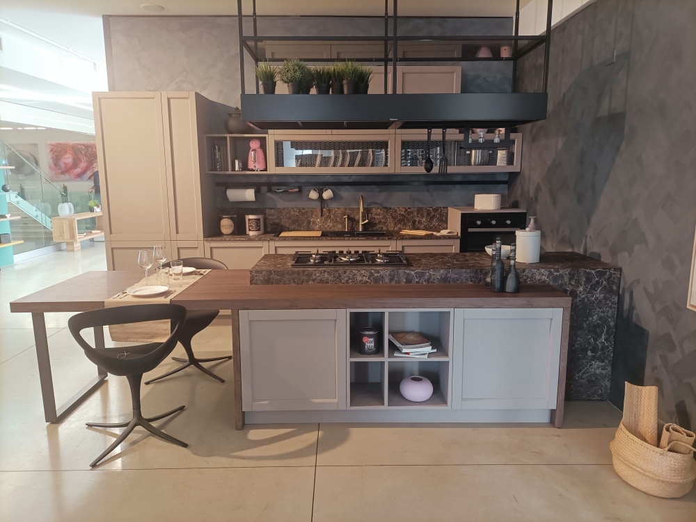 Cucina in frassino con isola e cappa  cucina  lunghezza 3,90 mt profondità 60 ,  bancone lunghezza  535  profondità 103