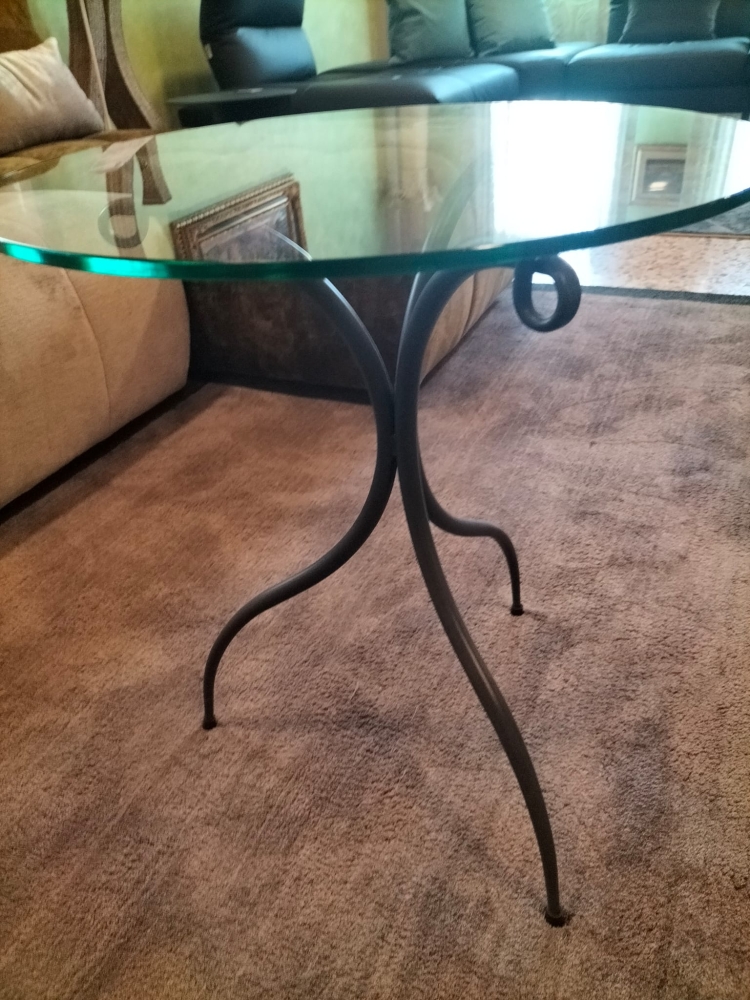 Tavolino rotondo con basamento in metallo verniciato e top in vetro temperato