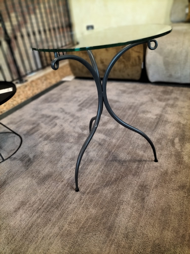 Tavolino rotondo con basamento in metallo verniciato e top in vetro temperato