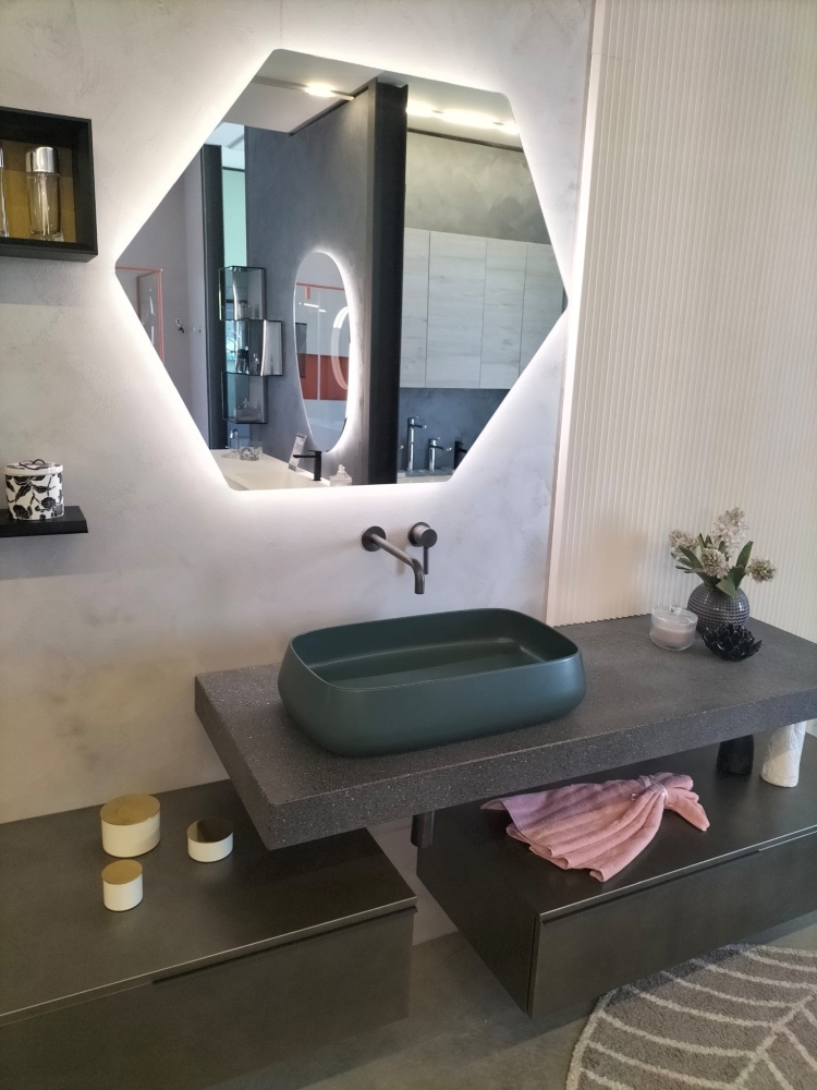 Composizione bagno composta da lavello, mobile bagno e specchio