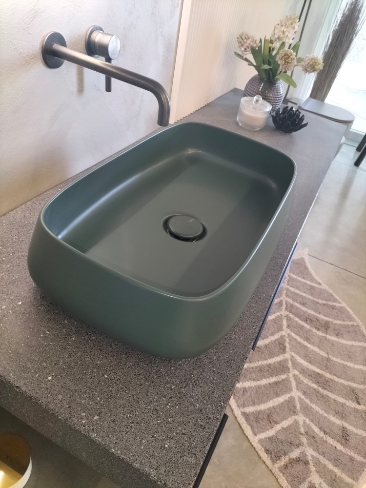 Composizione bagno composta da lavello, mobile bagno e specchio