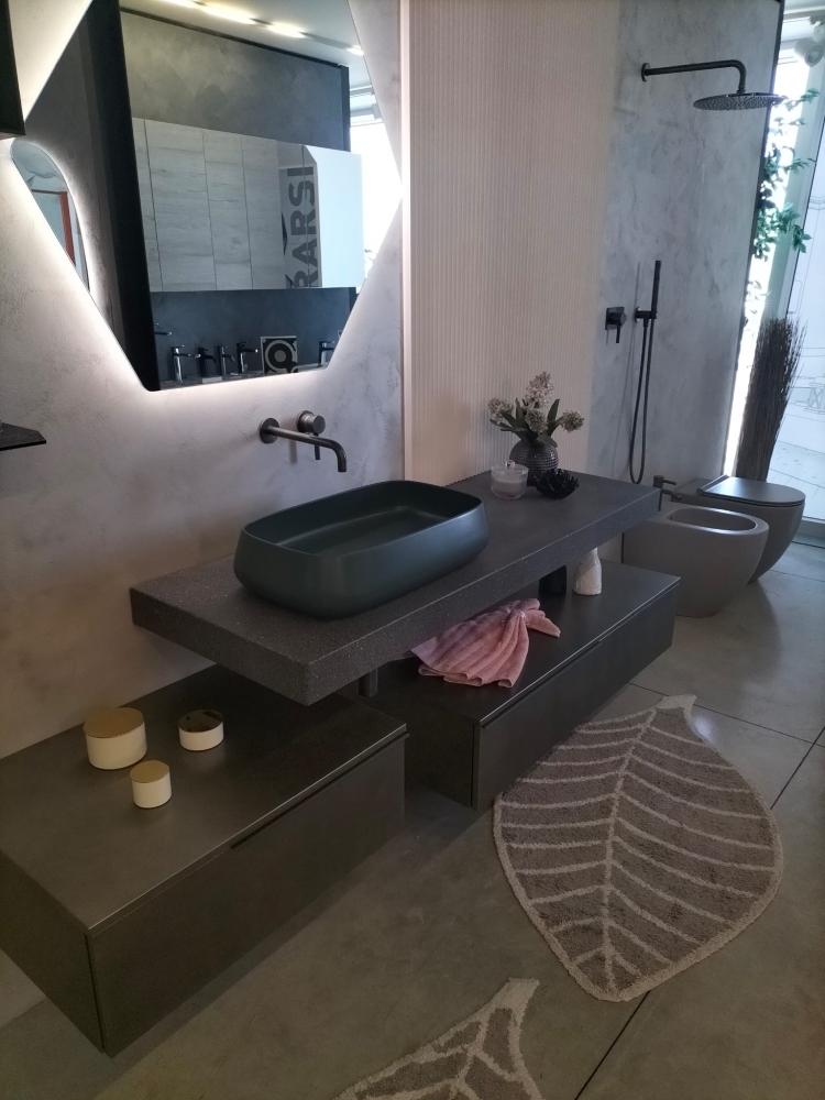 Composizione bagno composta da lavello, mobile bagno e specchio