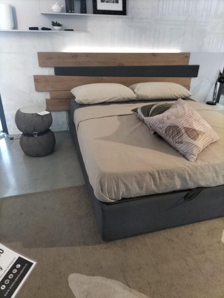 Composizione notte composta da: letto matrimoniale  con contenitore, rete a doghe, giroletto imbottito, pannello testiera con travi in rovere, kit luce comodino integrato, comò tre cassetti