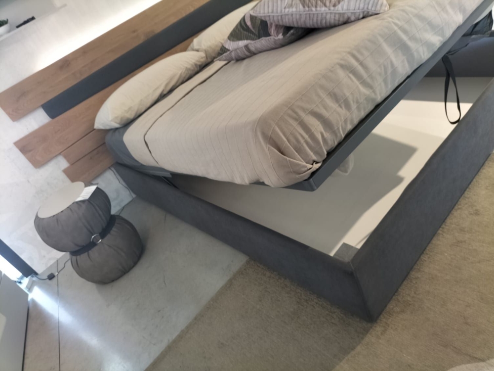 Composizione notte composta da: letto matrimoniale  con contenitore, rete a doghe, giroletto imbottito, pannello testiera con travi in rovere, kit luce comodino integrato, comò tre cassetti