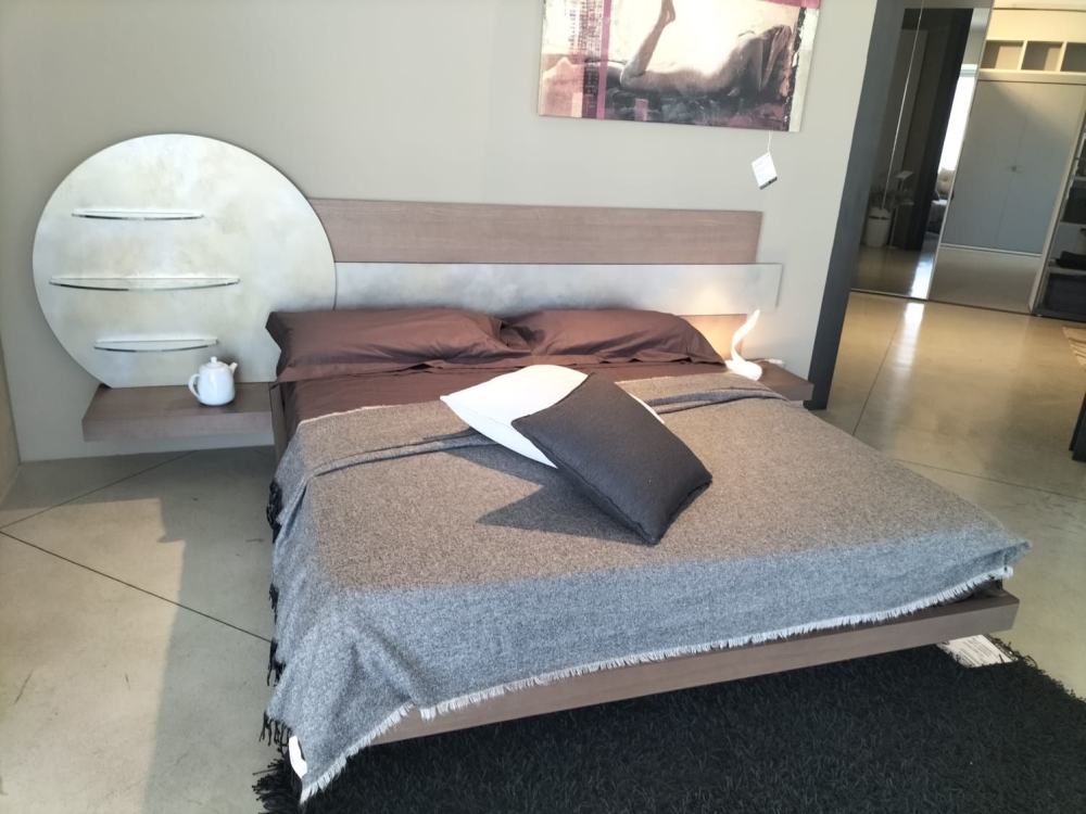 Camera matrimoniale con elemento tondo,  in frassino tinto camoscio + cemento sky gold, compreso di rete. escluso materasso