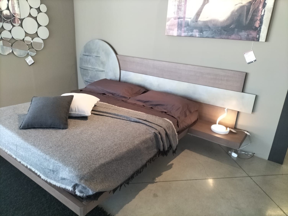 Camera matrimoniale con elemento tondo,  in frassino tinto camoscio + cemento sky gold, compreso di rete. escluso materasso