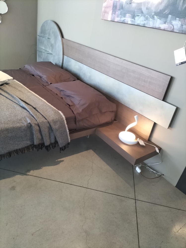 Camera matrimoniale con elemento tondo,  in frassino tinto camoscio + cemento sky gold, compreso di rete. escluso materasso