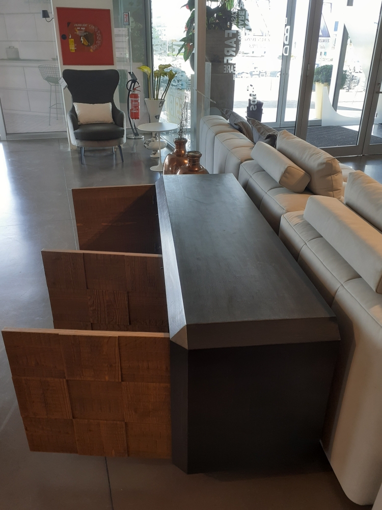 Credenza a tre porte con apertura push pull e ripiani interno regolabili