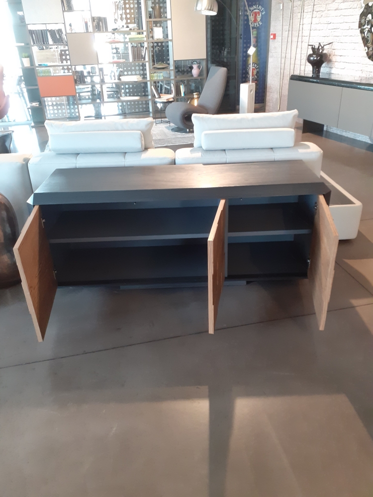 Credenza a tre porte con apertura push pull e ripiani interno regolabili