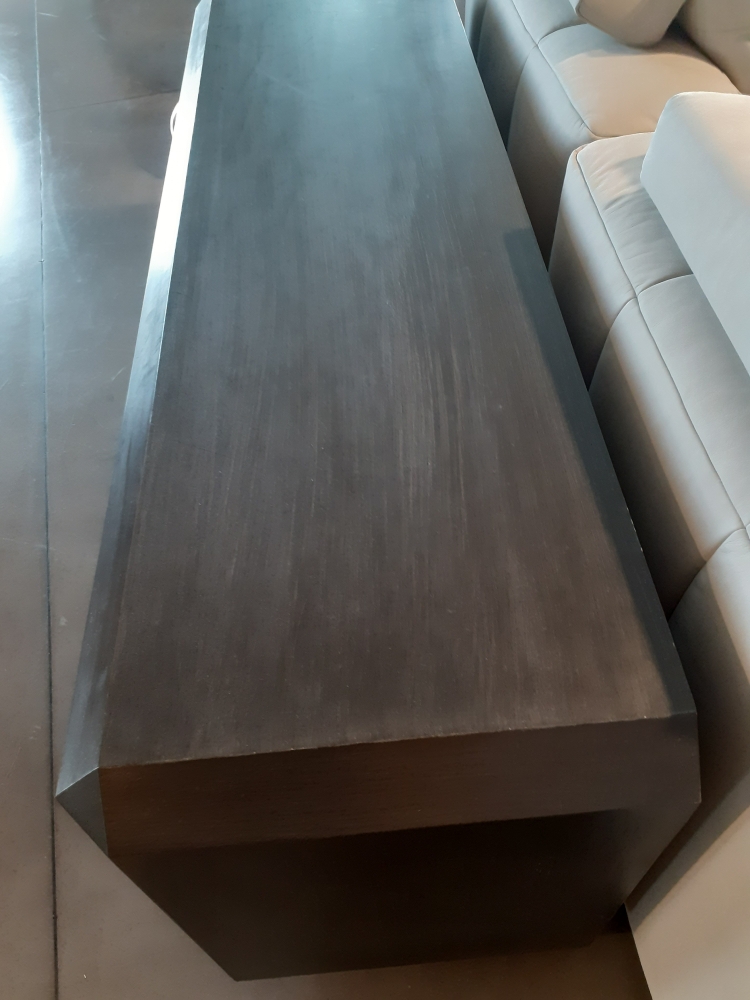 Credenza a tre porte con apertura push pull e ripiani interno regolabili