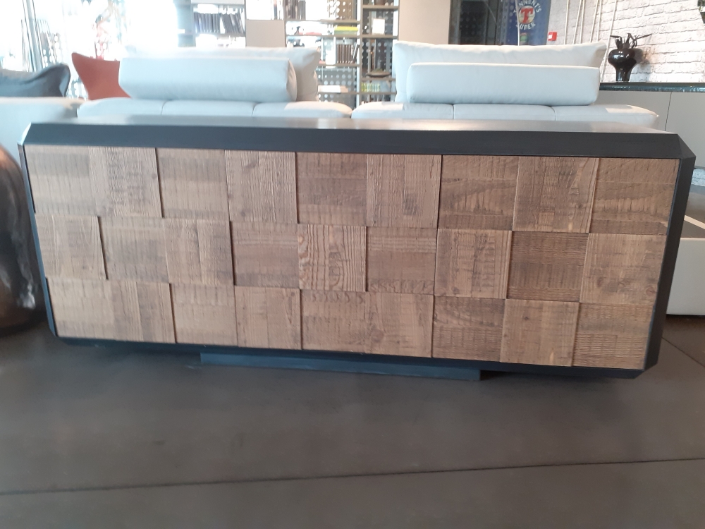 Credenza a tre porte con apertura push pull e ripiani interno regolabili