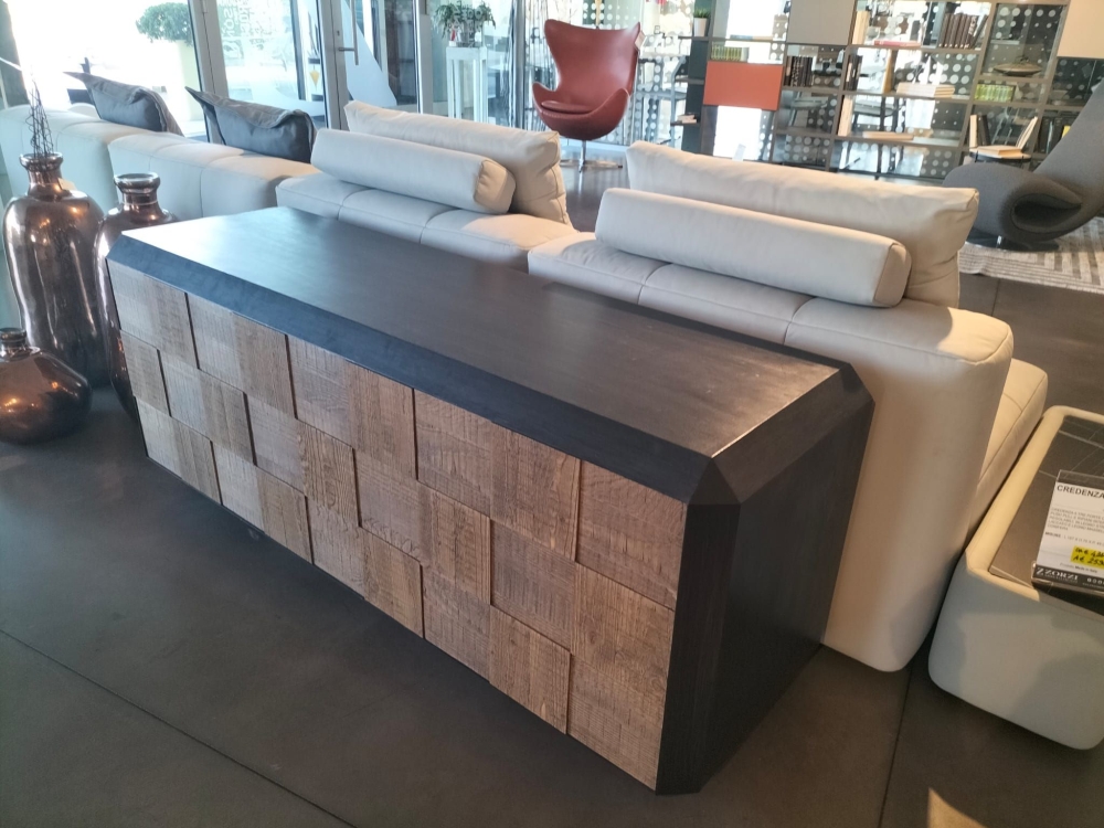 Credenza a tre porte con apertura push pull e ripiani interno regolabili
