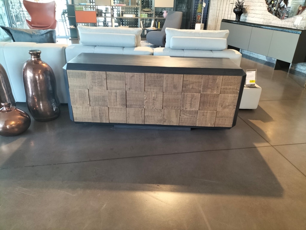 Credenza a tre porte con apertura push pull e ripiani interno regolabili