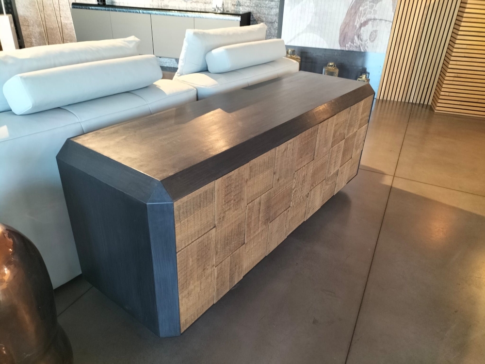 Credenza a tre porte con apertura push pull e ripiani interno regolabili